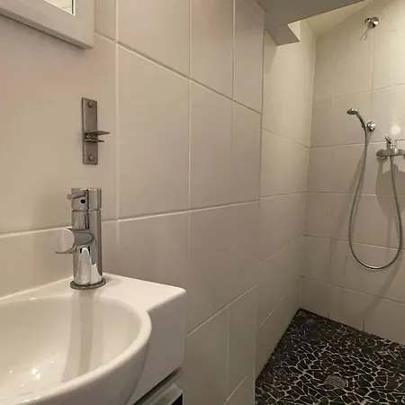 Mini Maison A Linges Et Nettoyage Compris *