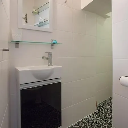 Mini Maison A Linges Et Nettoyage Compris *